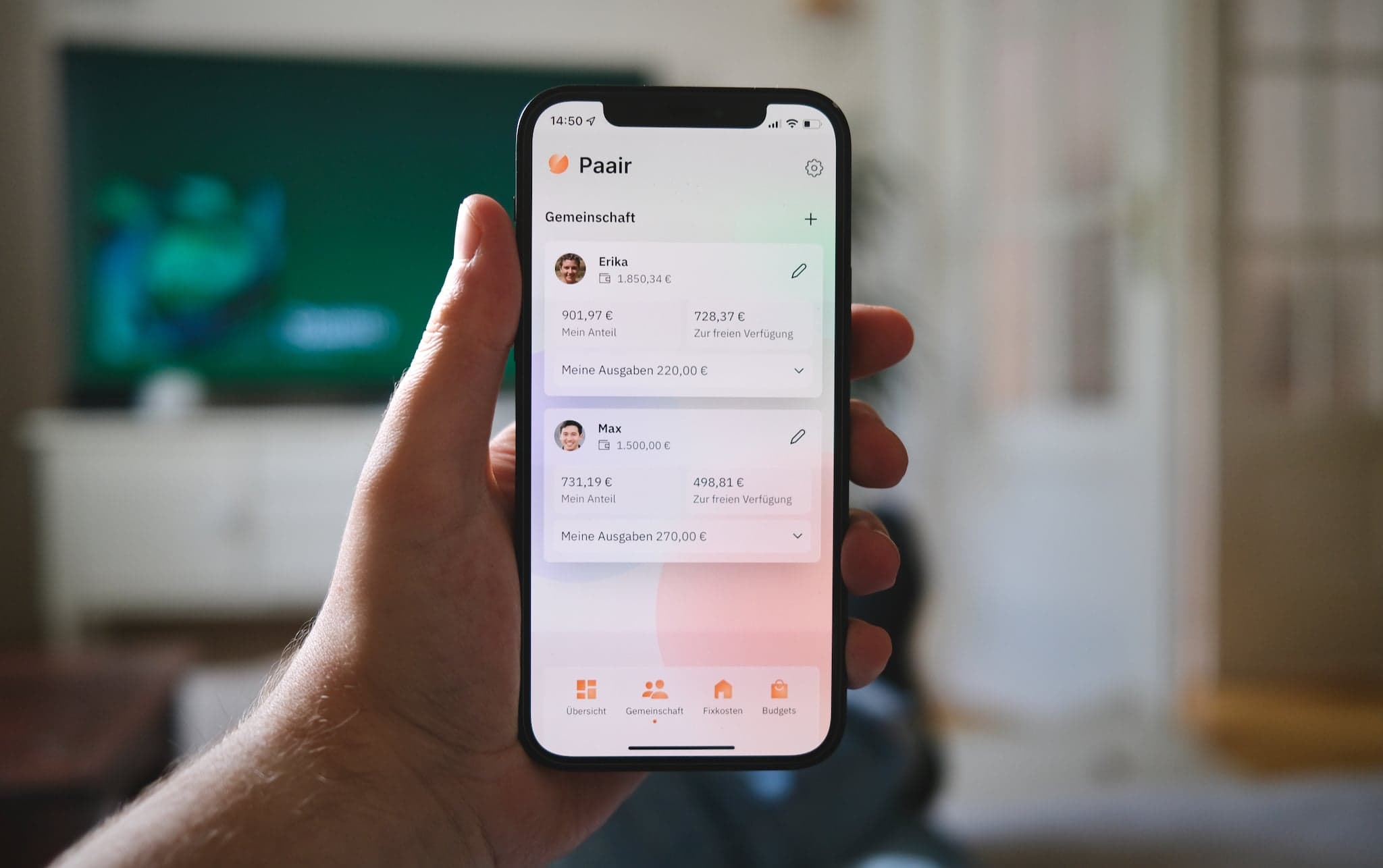 Hand hält ein Smartphone mit der Paair-App